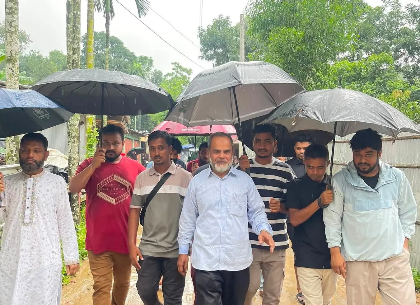 বৃষ্টির মধ্যে মাঠপর্যায়ে আল-হাইথাম কল্যাণ ট্রাস্টের প্রতিনিধিদল